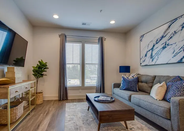 New East Nash - King Bed Short Drive To Dwntwn
