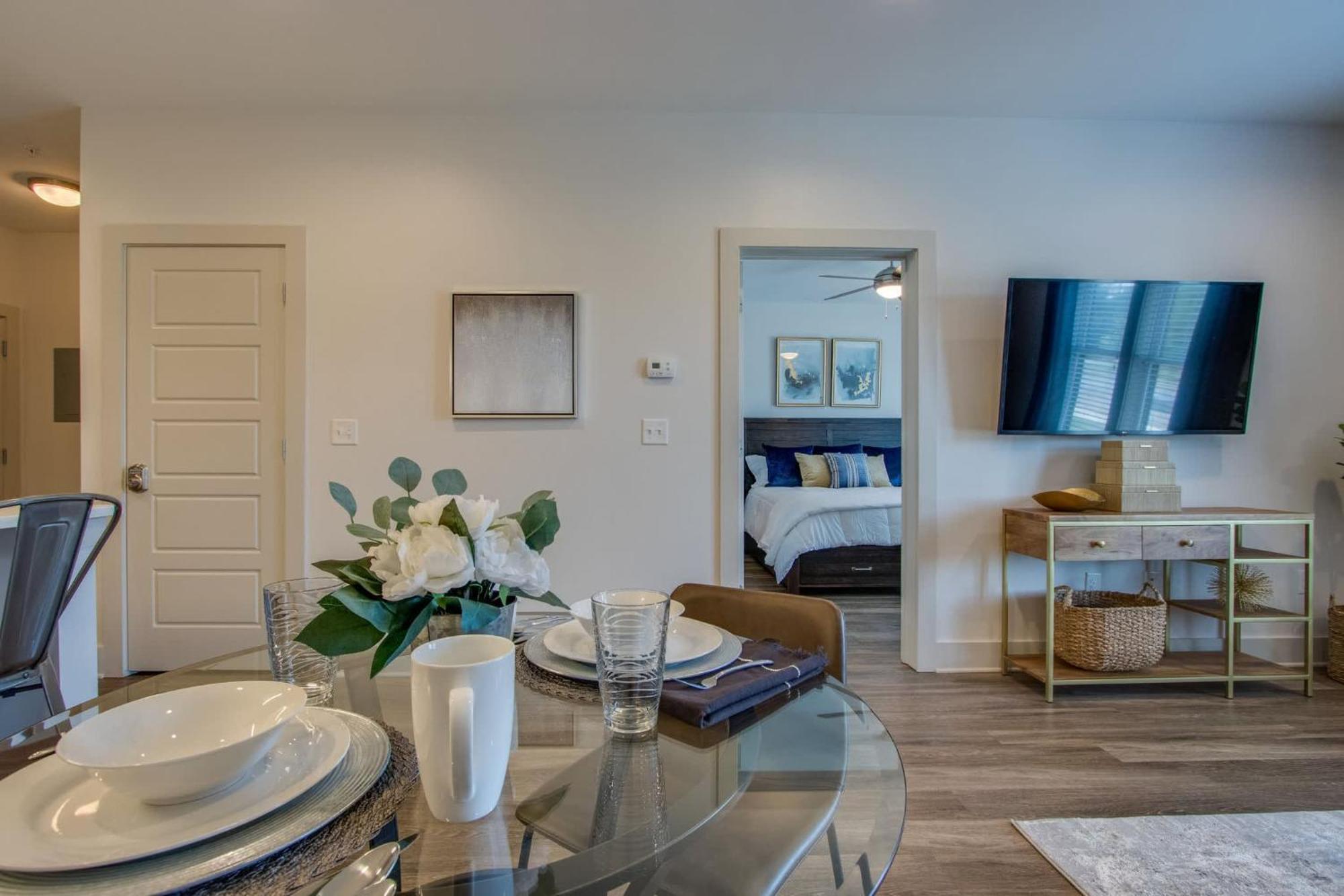 New East Nash - King Bed Short Drive To Dwntwn Apartment