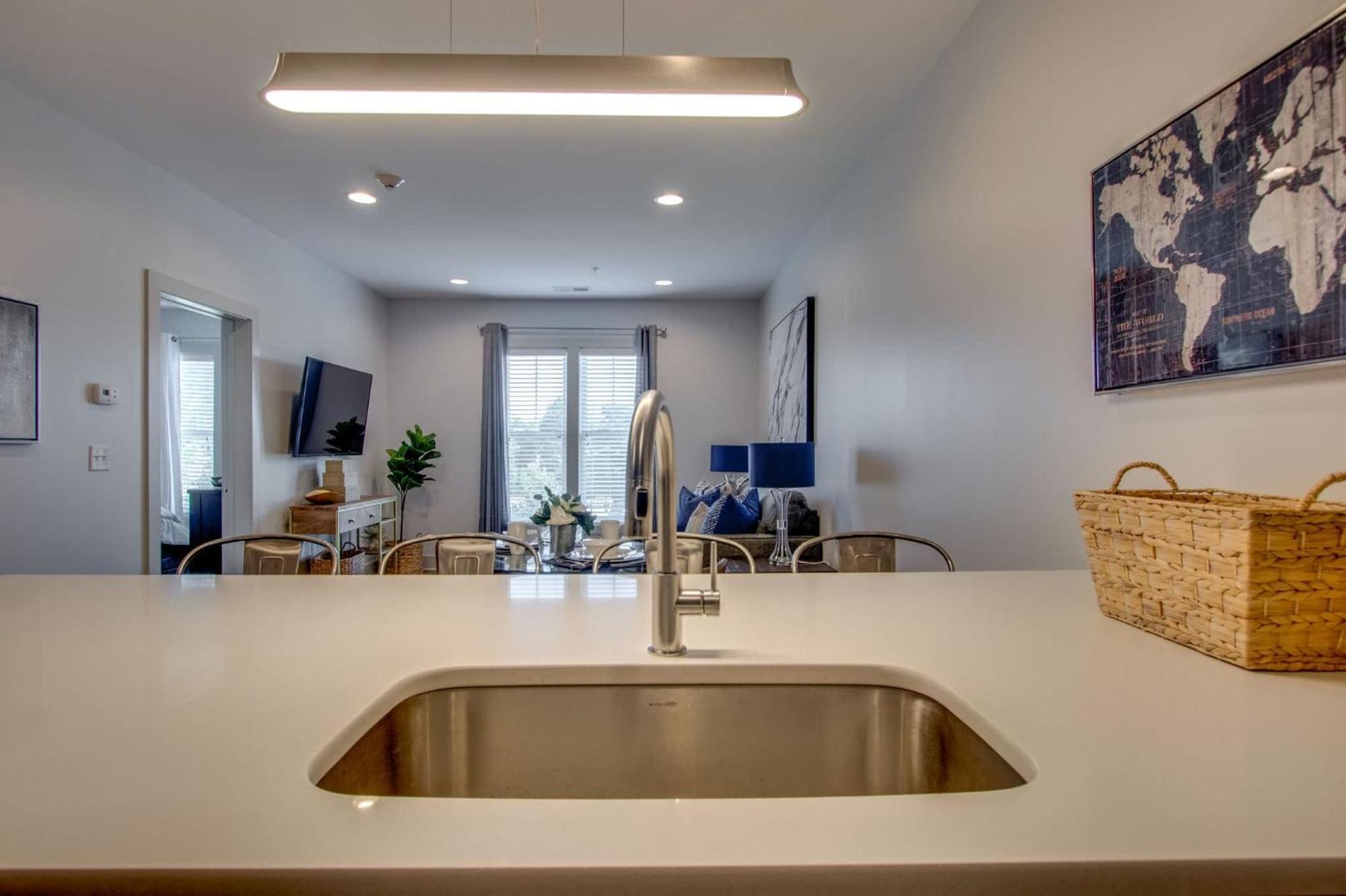 New East Nash - King Bed Short Drive To Dwntwn *
