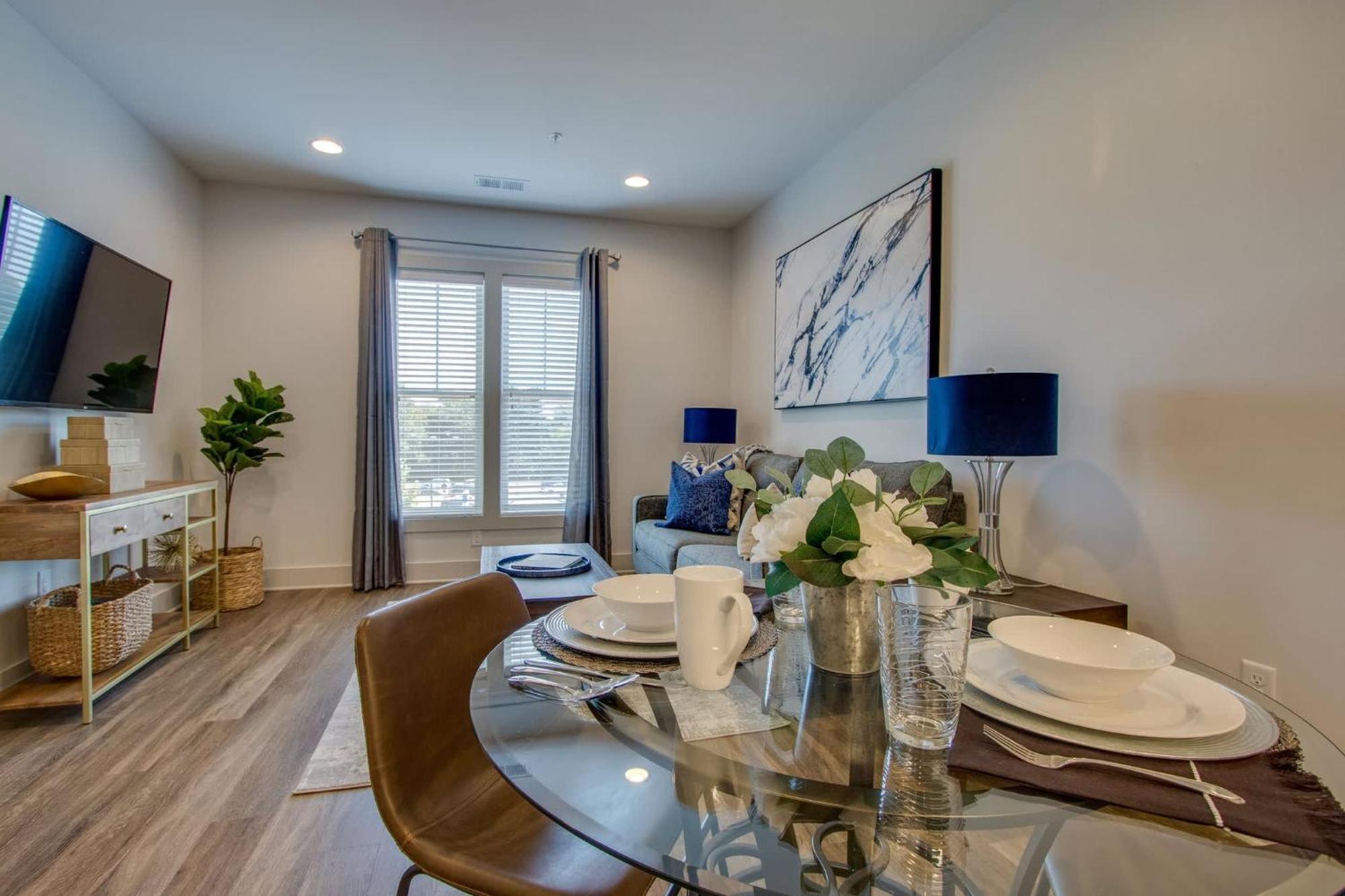 New East Nash - King Bed Short Drive To Dwntwn Nashville