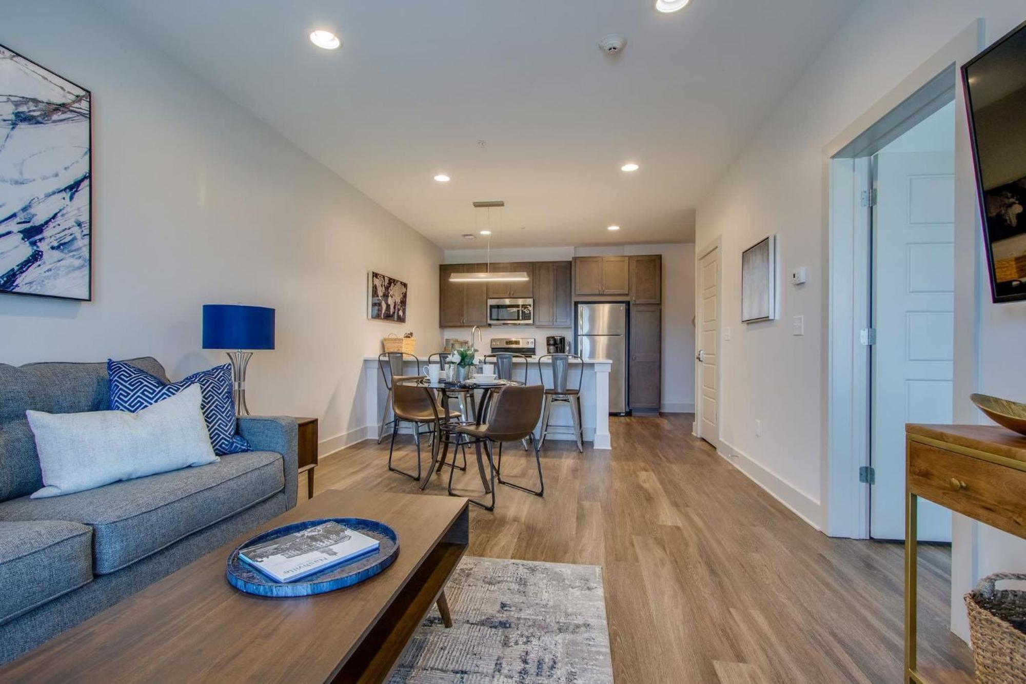 New East Nash - King Bed Short Drive To Dwntwn Apartment Nashville