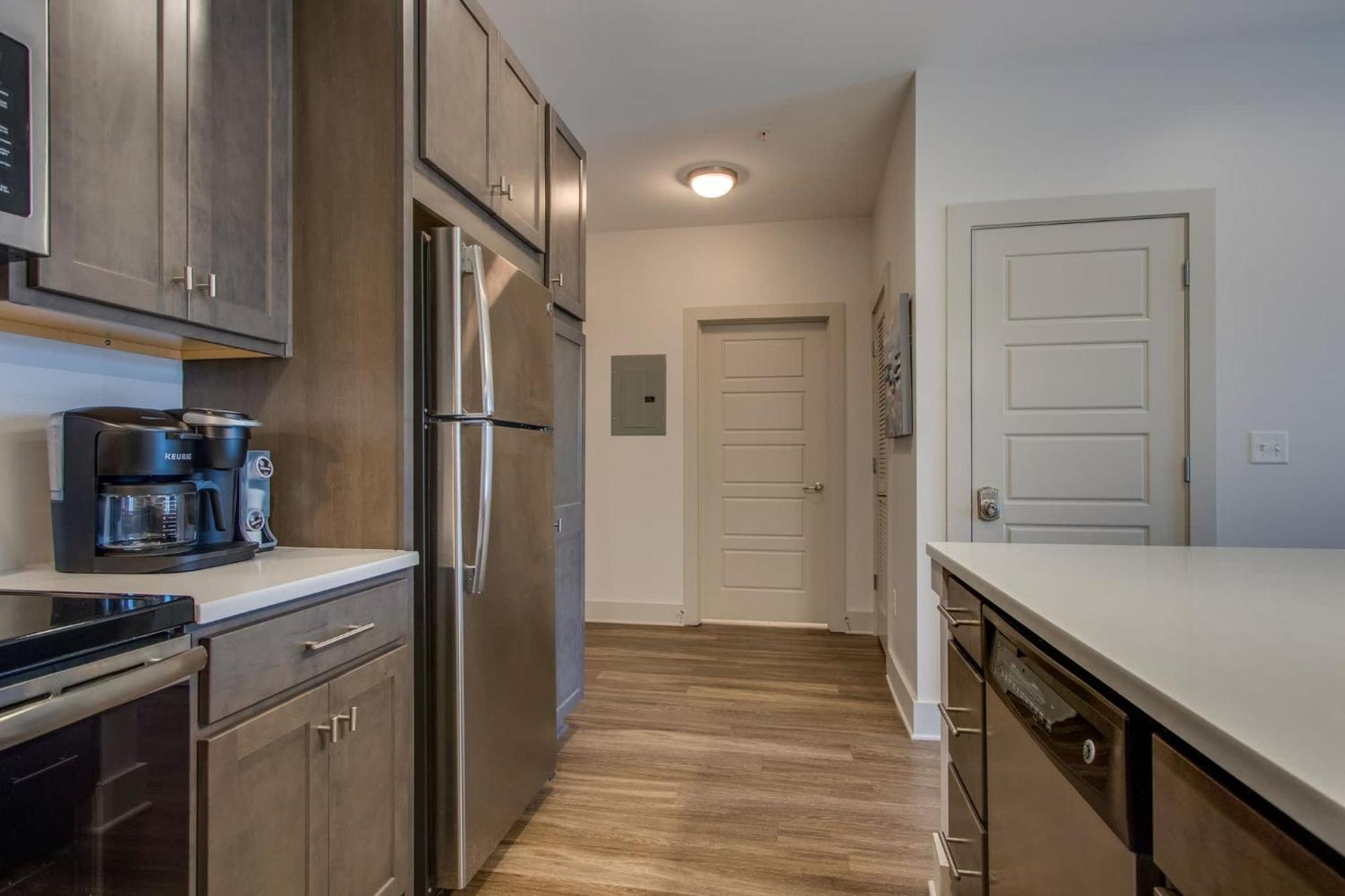 New East Nash - King Bed Short Drive To Dwntwn Apartment