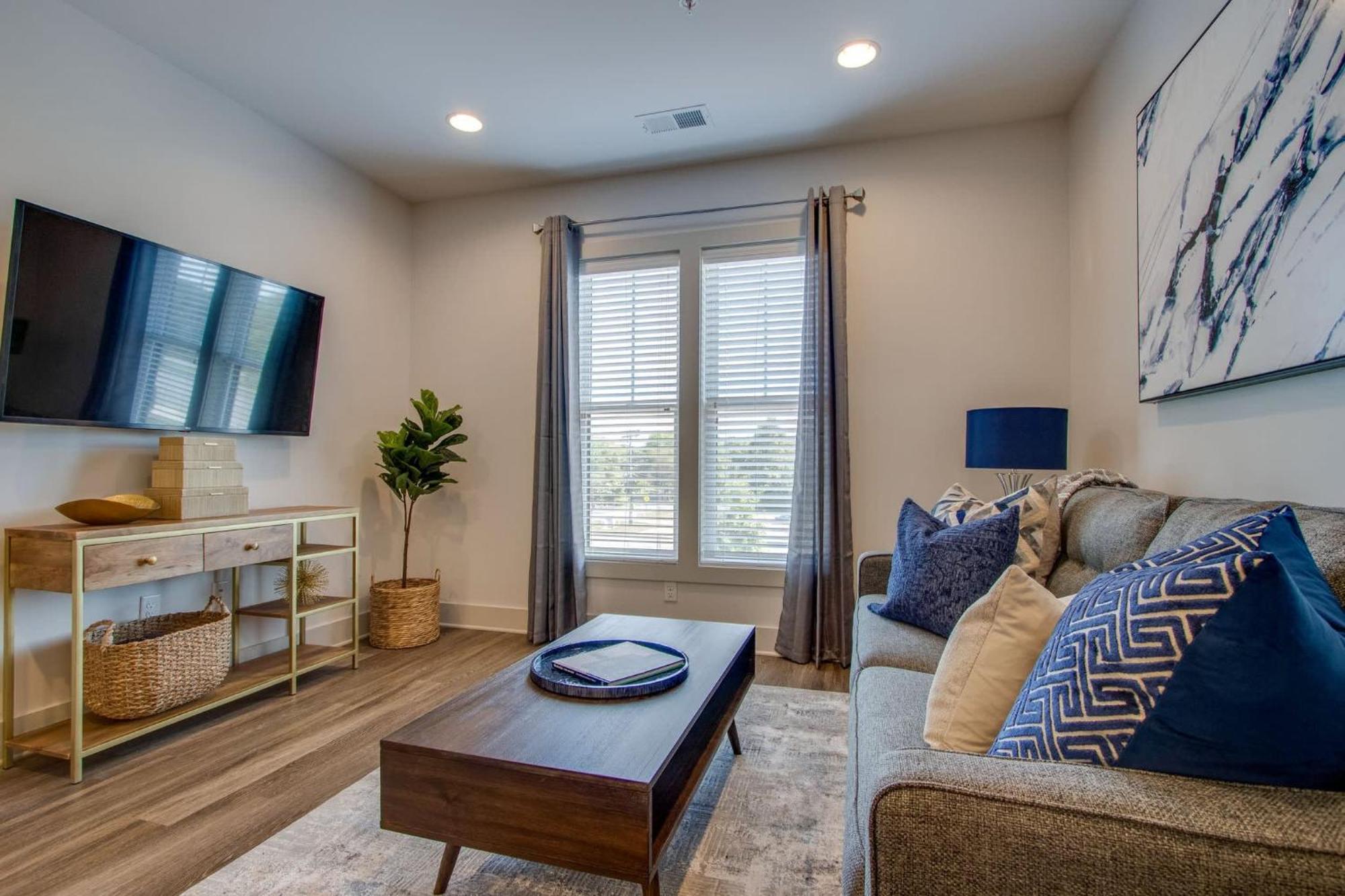 New East Nash - King Bed Short Drive To Dwntwn * Nashville